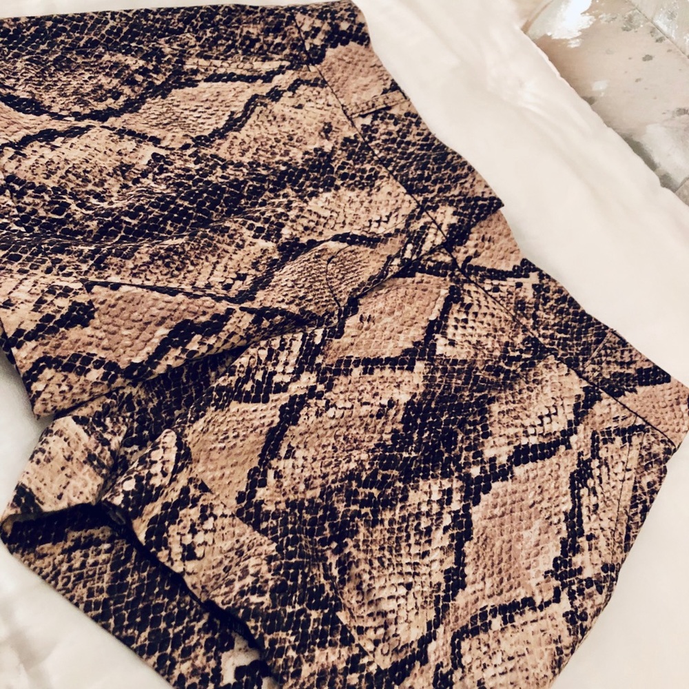 BCBGMaxAzria Shorts - Picture 2 of 7